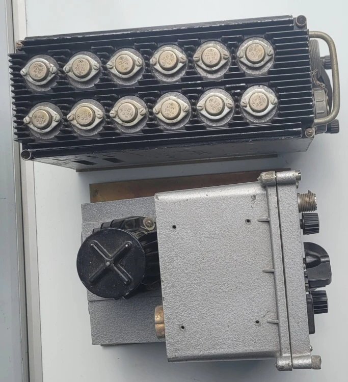 R-20 Wzmacniacz lampowy UM-3 – radiostacje R-105 R-108 R-109, HF5.jpeg