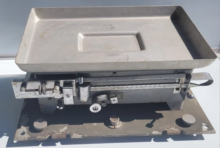 INN-92 Waga mechaniczna typu bezmian – wojskowa  vintage.jpeg