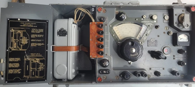 R-22 Radziecki odbiornik wojskowy R-311 „Omega” – lampowy.jpeg