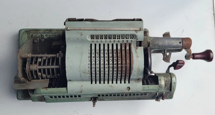 INN-95 Arytmometr typu Odhner – mechaniczna maszyna licząca 2.jpeg
