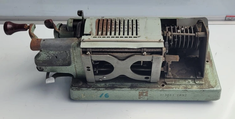 INN-95 Arytmometr typu Odhner – mechaniczna maszyna licząca 3.jpeg