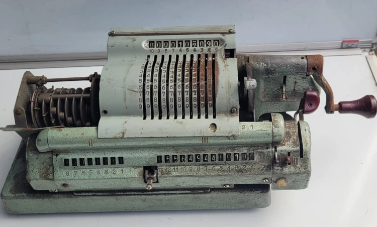 INN-95 Arytmometr typu Odhner – mechaniczna maszyna licząca.jpeg