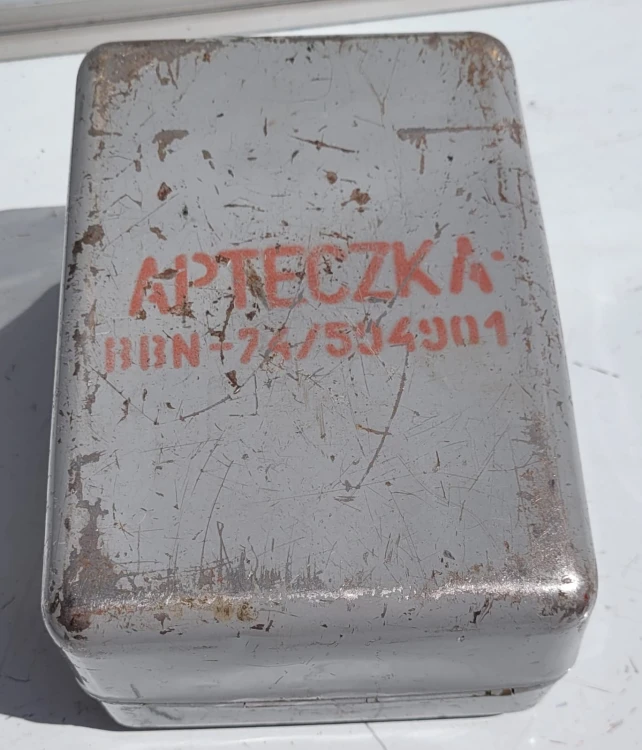 INN-126 Apteczka metalowa PRL z wyposażeniem – komplet, vintage.jpeg