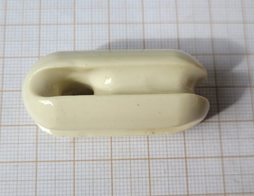 CR-29 Izolator ceramiczny antenowy 5 × 2,4 cm – solidny, techniczny.jpeg