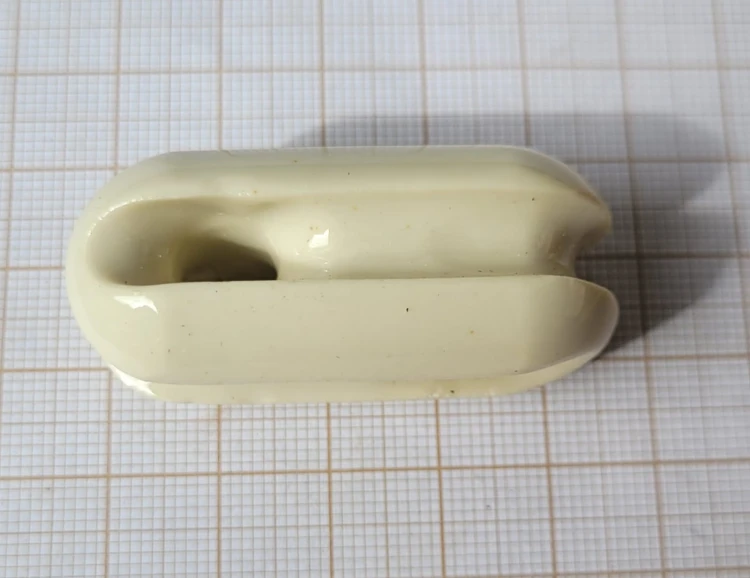 CR-29 Izolator ceramiczny antenowy 5 × 2,4 cm – solidny, techniczny.jpeg