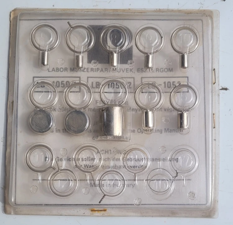 INN-149 Zestaw odważników laboratoryjnych – Węgry, Labor Műszeripari Művek.jpeg