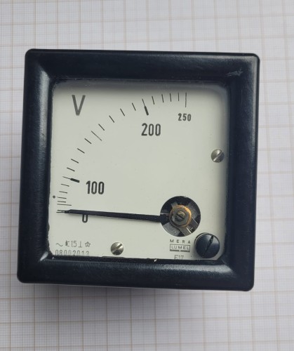EL-52 Woltomierz Mera Lumel E17 250V AC – analogowy, tablicowy.jpeg
