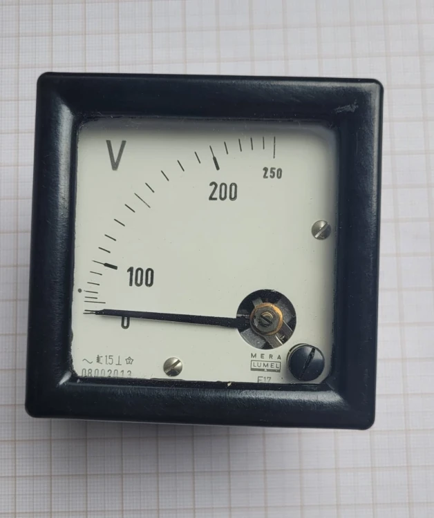 EL-52 Woltomierz Mera Lumel E17 250V AC – analogowy, tablicowy.jpeg