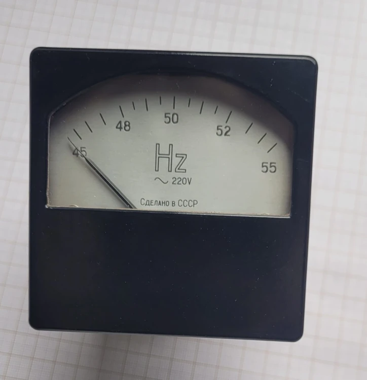 EL-53 Radziecki częstotliwościomierz analogowy 45–55 Hz – tablicowy, CCCP.jpeg