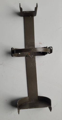CZ-31 Metalowy uchwyt  wieszak na gaśnicę – solidny, pojazdowy.jpeg