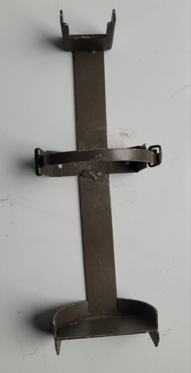 CZ-31 Metalowy uchwyt  wieszak na gaśnicę – solidny, pojazdowy.jpeg
