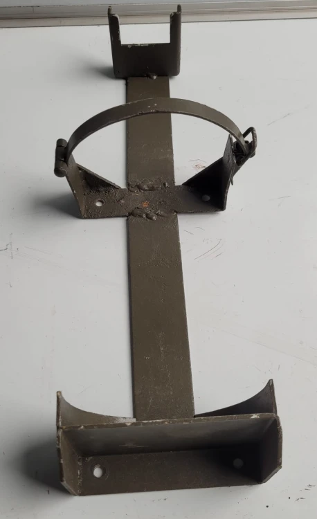 CZ-31 Metalowy uchwyt  wieszak na gaśnicę – solidny, pojazdowy2.jpeg