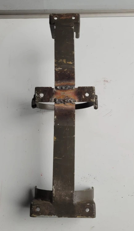 CZ-31 Metalowy uchwyt  wieszak na gaśnicę – solidny, pojazdowy3.jpeg