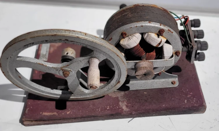 INN-165 Model prądnicy  silnika elektrycznego – pomoc dydaktyczna PRL4.jpeg