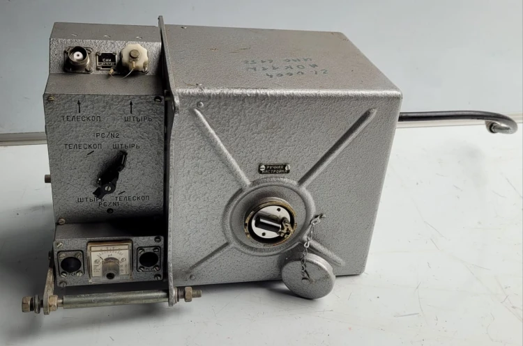 R-32 Wojskowa automatyczna skrzynka antenowa – radiostacja, militaria.jpeg