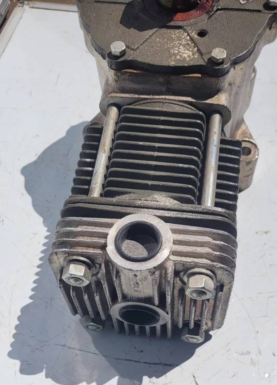 CZ-52 Sprężarka powietrza Ikov – Tatra T148 4.jpeg
