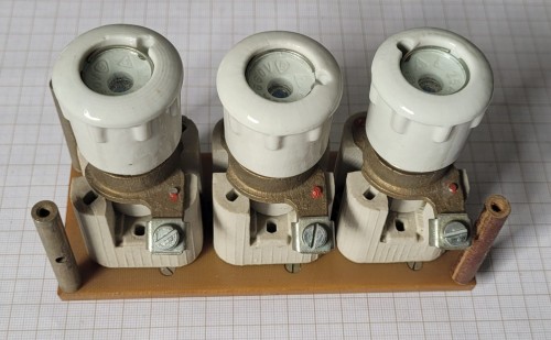 EG-2 Ceramiczne gniazda bezpiecznikowe PRL.jpeg