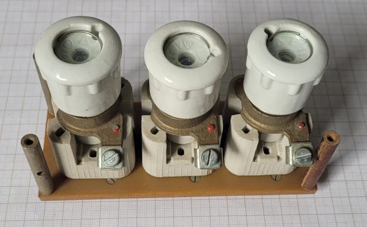 EG-2 Ceramiczne gniazda bezpiecznikowe PRL.jpeg