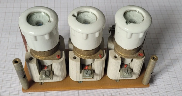 EG-2 Ceramiczne gniazda bezpiecznikowe PRL2.jpeg