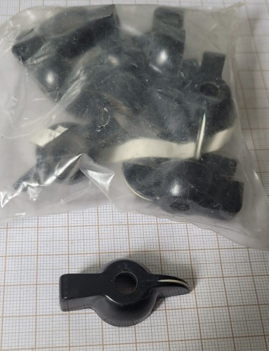 CR-33 Pokrętło gałka do radiostacji R-140 – oś 1 cm.jpeg