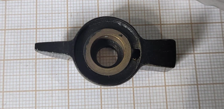 CR-33 Pokrętło gałka do radiostacji R-140 – oś 1 cm2.jpeg