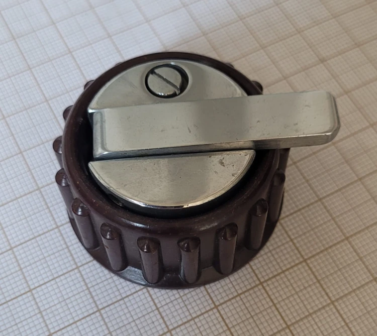 CR-36 Pokrętło wojskowe 12-D-3791-111-2 – R123  R140.jpeg