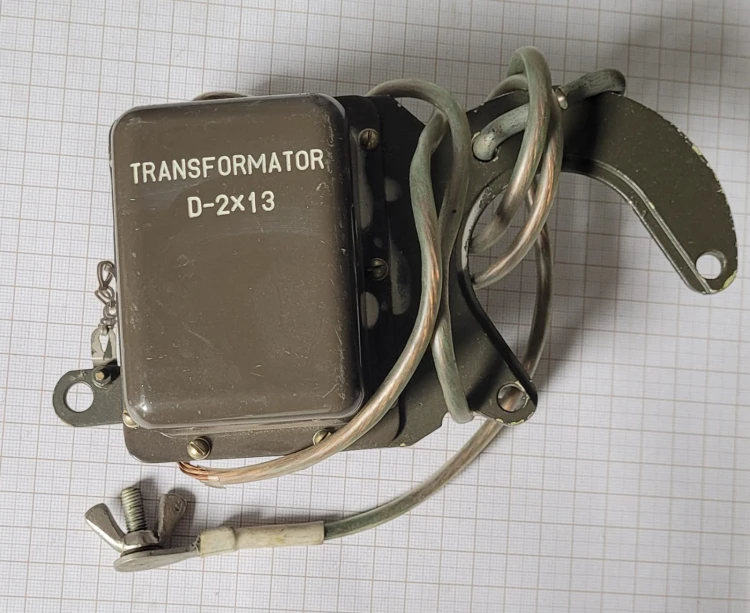 CR-37 Transformator anten odbiorczych R140 – dipol 2×13 m - z mocowaniem.jpeg