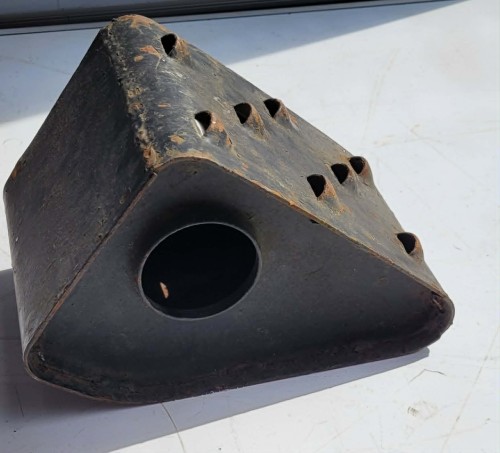 CZ-66 Klin pod koło 27×17×17 cm – ciężki, przemysłowy.jpg