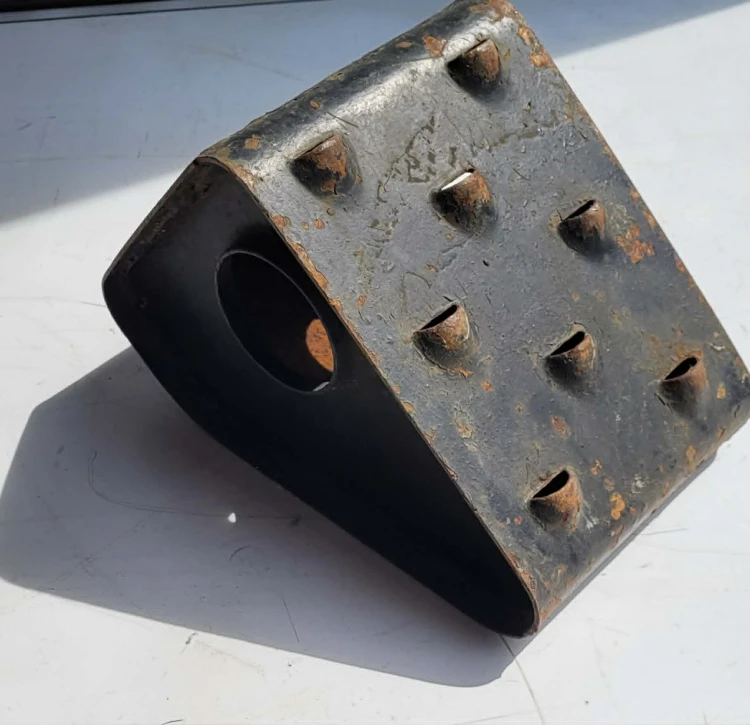 CZ-66 Klin pod koło 27×17×17 cm – ciężki, przemysłowy3.jpg