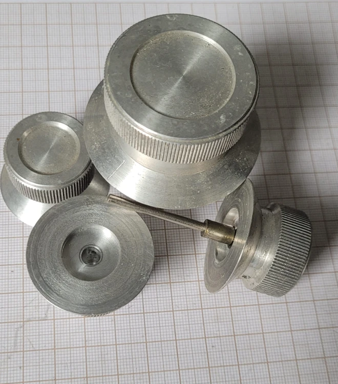 EL-112 Pokrętła pakietowe – zestaw 4 szt. (3 mm i 12 mm) z demontażu.jpeg