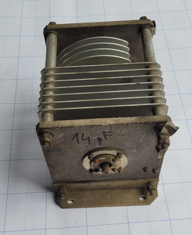 CR-46 Kondensator powietrzny regulowany 14 pF – wojskowy RF.jpeg