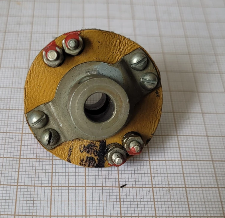 CR-48 Sprzęgiełko do radiostacji R-140 – otwór Ø8 mm.jpeg