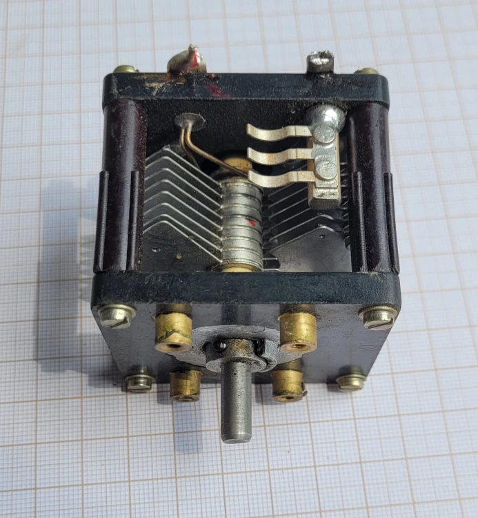 CR-52 Kondensator powietrzny regulowany – element radiotechniczny RF HF.jpeg