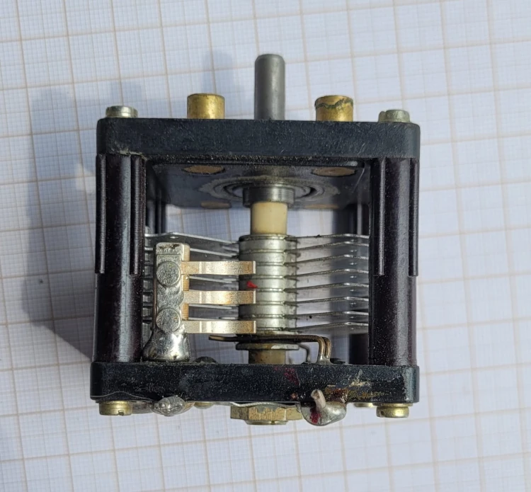 CR-52 Kondensator powietrzny regulowany – element radiotechniczny RF HF3.jpeg