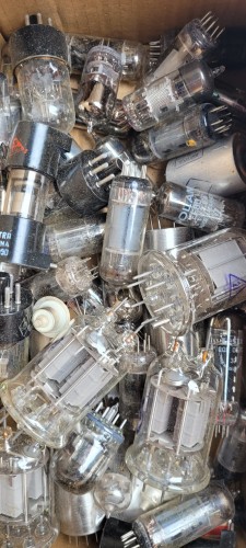 L-182 Mix lamp elektronowych ok 50szt.jpeg