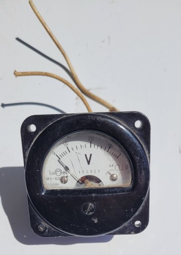 EL-126 Woltomierz Lumel M9-63 1968 r. – analogowy miernik tablicowy PRL.jpeg