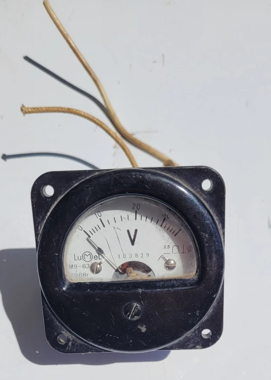 EL-126 Woltomierz Lumel M9-63 1968 r. – analogowy miernik tablicowy PRL.jpeg