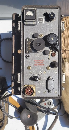 R-64 Radiostacja UKF R-105M – radziecka wojskowa radiostacja polowa2.jpeg