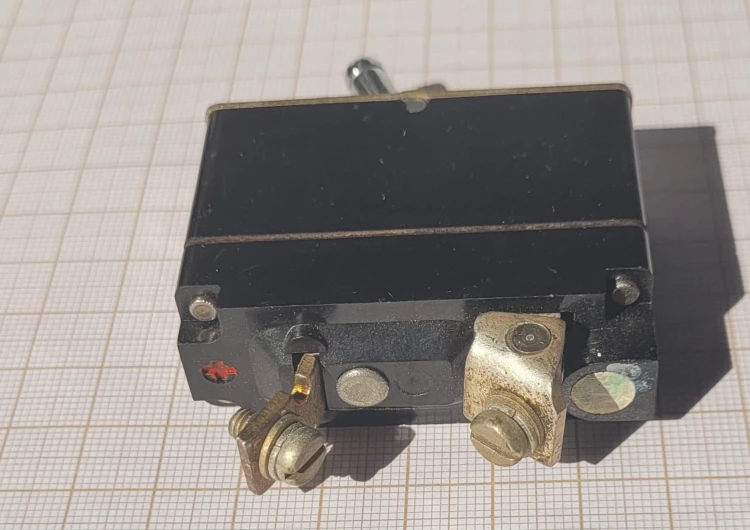 EL-136 Wyłącznik termiczny Unitra AZS-25 25A 24V – nowy, leżak magazynowy2.jpeg
