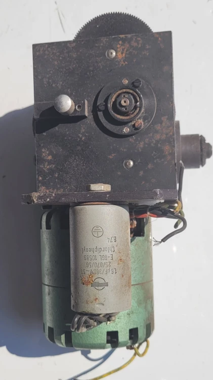 EL-139 Silnik VEM 1279.3 z przekładnią – 8 W, DDR, sprawny3.jpeg