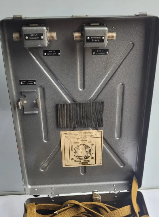 TL-83 Zestaw kontrolny KSR-5 – wojskowy tester radiostacji R-862, ZSRR4.jpeg