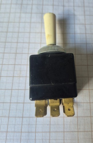 EL-149 Przełącznik dźwigniowy PAL „Bączek” – 12V 5Ab.jpeg