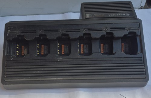 R-87 Stacja ładująca Motorola GP680 – ładowarka do radiotelefonu.jpeg