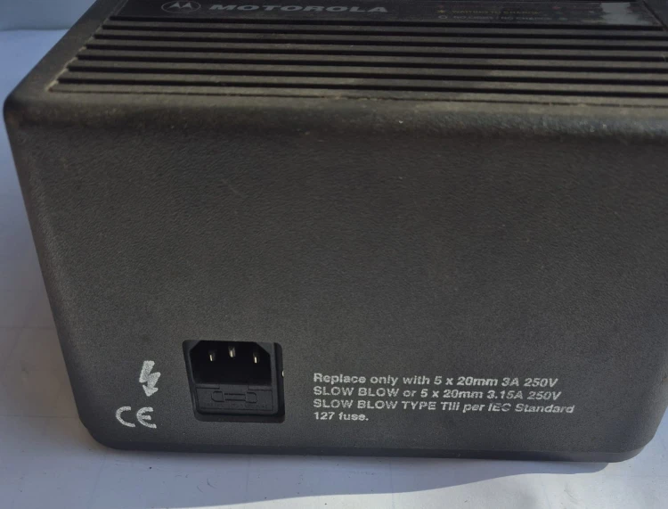 R-87 Stacja ładująca Motorola GP680 – ładowarka do radiotelefonu3.jpeg