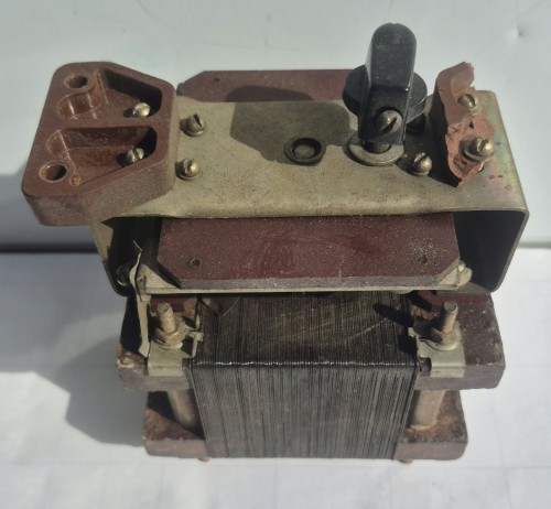 EG-2 Transformator regulowany – regulacja napięcia pokrętłem.jpeg