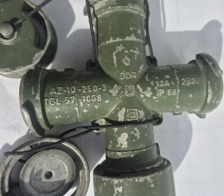 EL-157 Wojskowy rozdzielacz prądu AZ 10-250-3 – NRD NVA2.jpeg