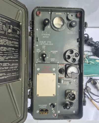 R-92 Radiostacja wojskowa R-105DM z akcesoriami – sprzęt łączności wojskowej2.jpeg