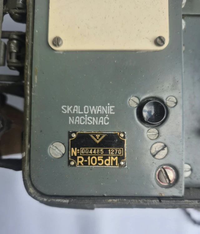 R-92 Radiostacja wojskowa R-105DM z akcesoriami – sprzęt łączności wojskowej3.jpeg