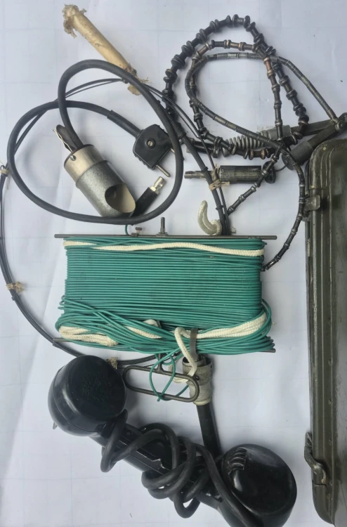 R-92 Radiostacja wojskowa R-105DM z akcesoriami – sprzęt łączności wojskowej4.jpeg