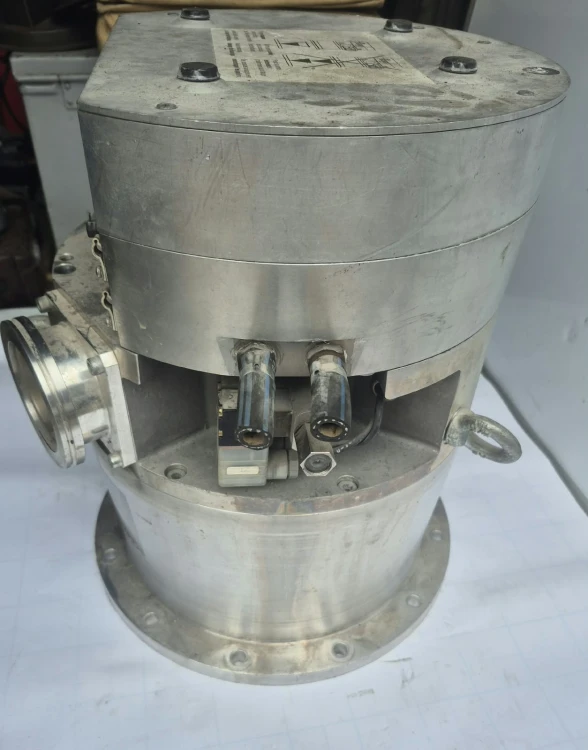 INN-287 Przemysłowa pompa turbomolekularna Oerlikon Leybold TURBOVAC T 1600e.jpeg